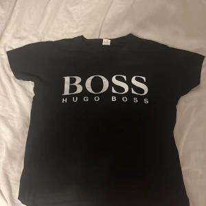 Hugo boss t-shirt  - Lite sliten i trycket 