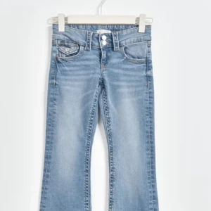 Chunky low rise jeans - Trendig och slutsålda bootcut jeans från ginatricot, det är vanliga fickor och i storlek 152, De är ljus blåa kolla andra bilder för att se de 🩷