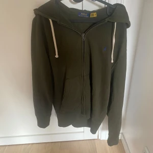Ralph lauren zip hoodie - Väldigt fin zip hoodie från Ralph lauren. Den är i nyskick och knappt andvänd. Tveka inte att höra av er vid funderingar.