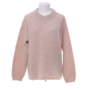 Rosa stickad tröja - Säljer min rosa stickade tröja från Lindex🩷 Perfekt till hösten🍁🍂💕Mycket bra kvalitet och har inga skador eller defekter!!  Storlek S 🩷