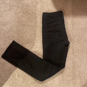 Nudie jeans - Svarta nudie jeans. Dem ser nästan helt nya ut. Kostar endast 599 med ett nypris på 1699. Säljer pga ingen andvänding till dem