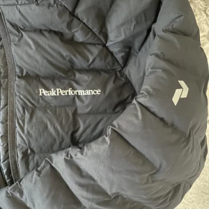 Peak performance jacka bra skick - Jacka från Peak performance. Modell Argon stretch Hood. Nypris 2800 kr. Dam strl XS.  Fint skick. Inga hål eller defekter.  Dragkedja på fickorna. Dragsko längst ner på jackan. 2 innerfickor.  