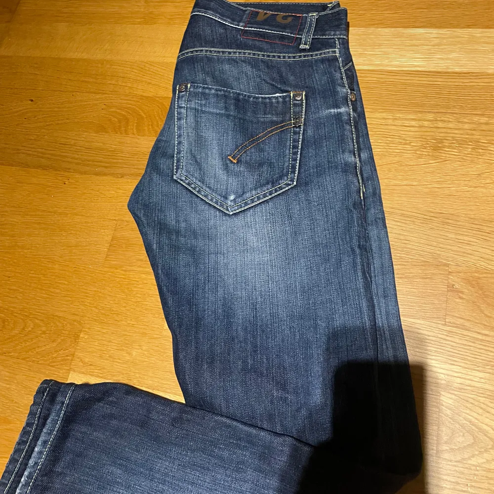 Tja! Säljer nu dessa jeans ifrån Dondup🇮🇹. Modellen är ca 182cm och väger 74kg och bär storlek 34 i modell Sam (slimfit)  Nästintill perfekt skick👖| Pris: 849kr Vid fler frågor eller bilder är det bara att skriva!  . Jeans & Byxor.