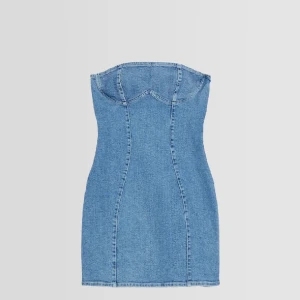 Jeansklänning  - Superfin kort jeansklänning från bershka! Aldrig använd med prislapp på! 