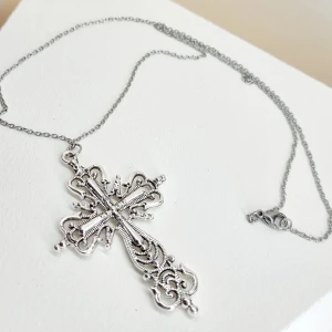 Handgjort halsband - Material-kedja-rostfritt stål, silverpläterad. Nickel fri. Längd:50( 25cm). Hängsmycke-6cm