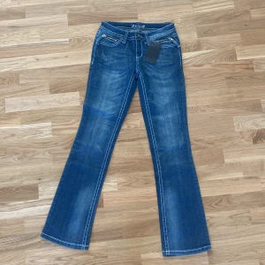 Jeans - Ett par mid Rise bootcut jeans. Midjemått ca 36 cm. Innerbenslängden är 82 cm. I bra skick med lapp kvar❤️
