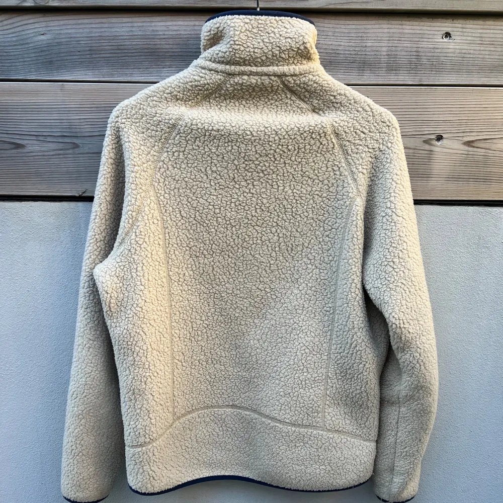 Fin beige Patagonia fleece. Storlek M-S. Passar någon runt 180cm. Knappt använd och i mycket fint skick.. Jackor.