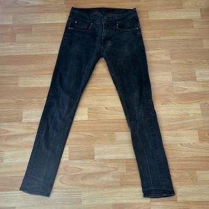 Tiger of Sweden jeans - Riktigt feta och trendiga Tiger of Sweden jeans i en snygg grå/svart färg. 8/10 skick vid funderingar är de bara att höra av sig
