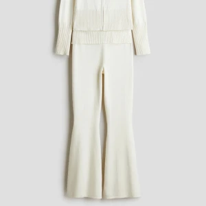 Stickade bootcut lowwaist byxor - Säljer dessa suupermysiga och skitsnygga lowwaist yoga pants ish. De är vita och säljs pga att de är lite för små för mig 🥲, de är därför aldrig använda - endast provade. Jättesnyggt vid midjan där det är neddvikt, och sen bootcut. Snygga till höst 💞