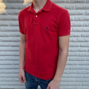 Ralph lauren piké - Röd Ralph lauren piké i storlek small. Väldigt bra skick.