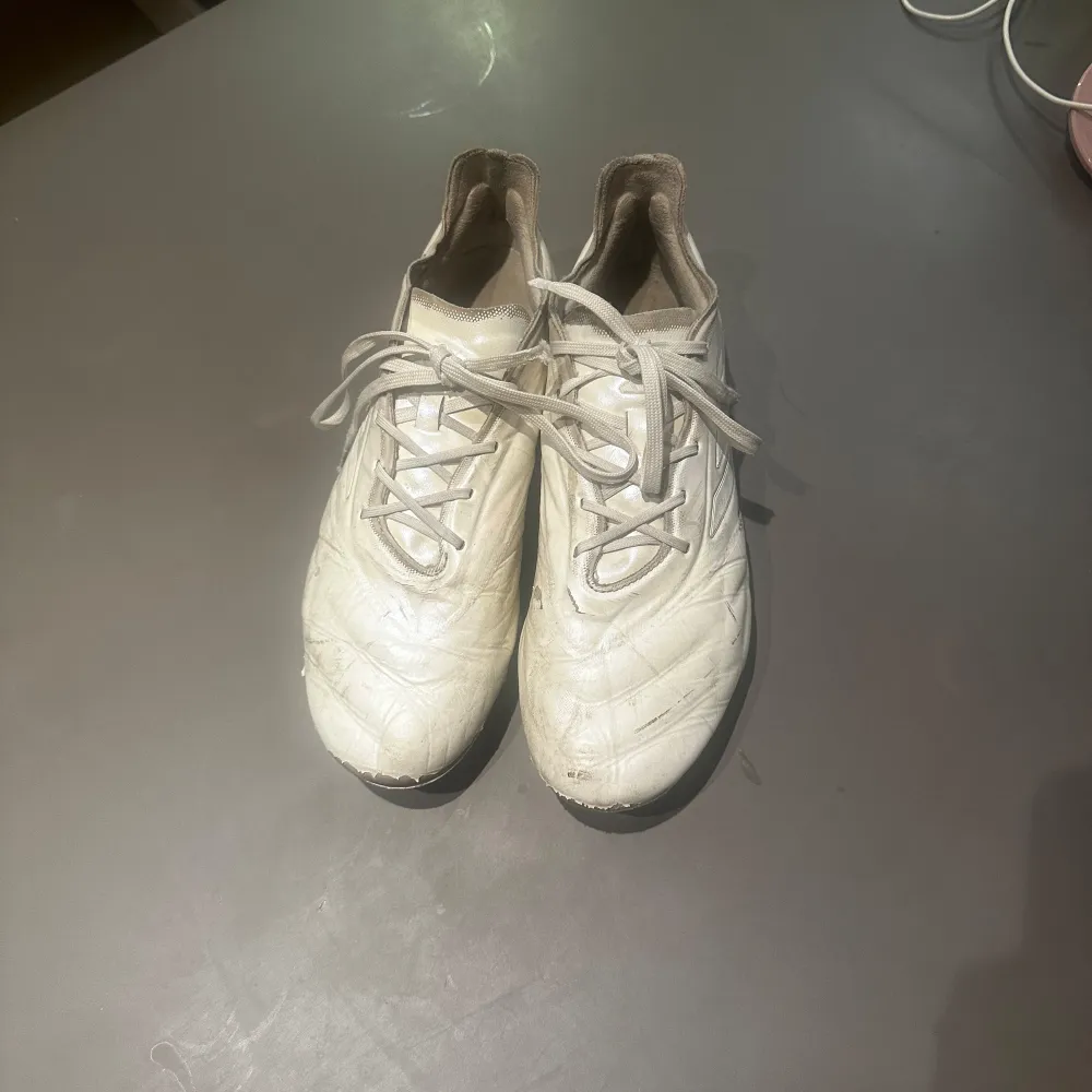 Säljer ett par fotbollsskor, Adidas copa pure.1 - ELITE verisionen! Skorna är bara använda ca 2 månader. De ända defekterna är de som ni kan se på sista bilden, det är läder som slitits lite men det känns inte av när man spelar. Nypris: ~ 2500 kr.. Skor.