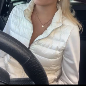 Vit moncler cardigan  - Säljer nu min moncler cardigan, den är i storlek L men sitter bra på mig som vanligtvis har S/M, den är i superbra skick förutom att den är lite smutsig men bör försvinna efter en tvätt:) finns QR kod som bevisar äktighet:)🥰 Perfekt inför våren😍köp inte via köp nu