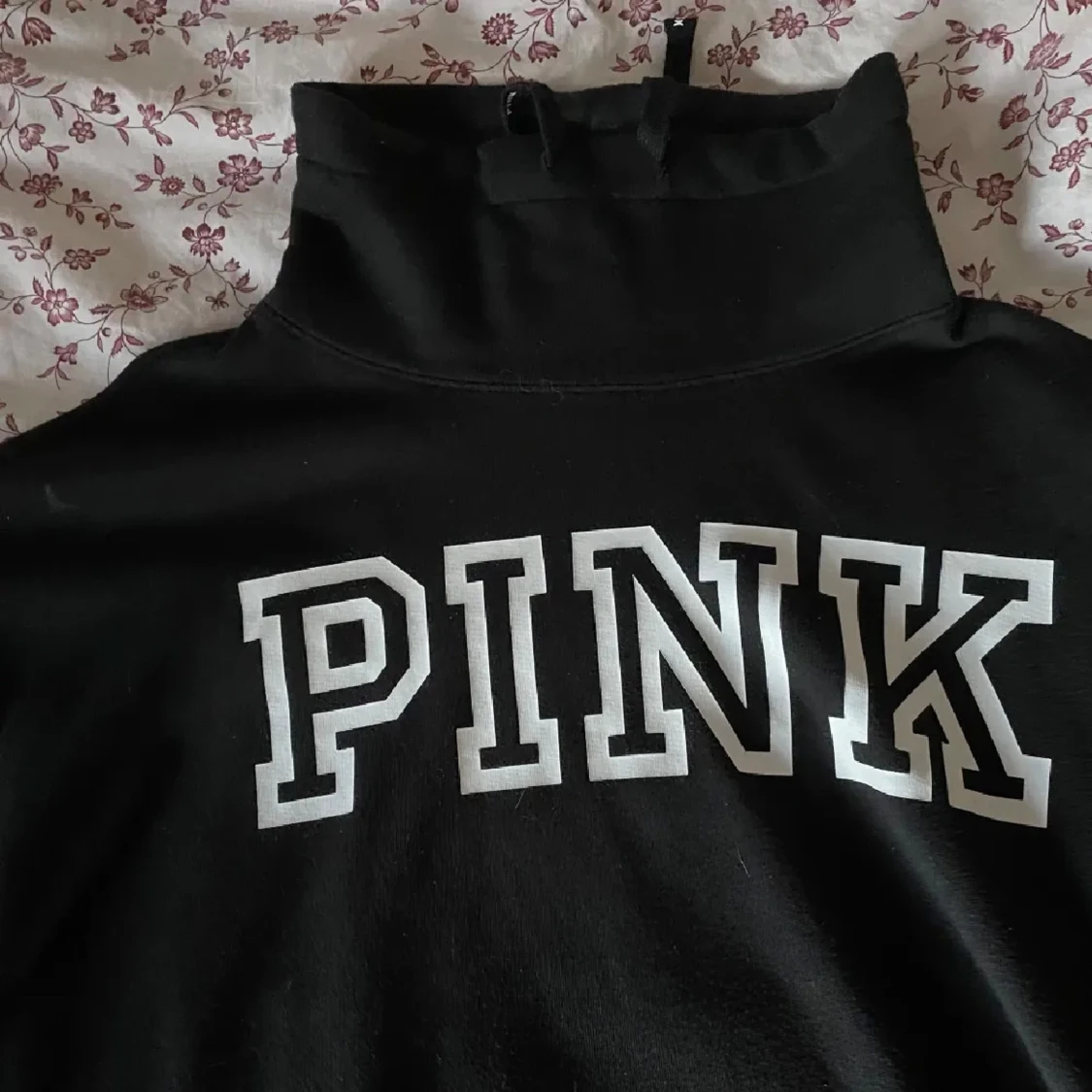 Svart tröja med texten PINK - 90