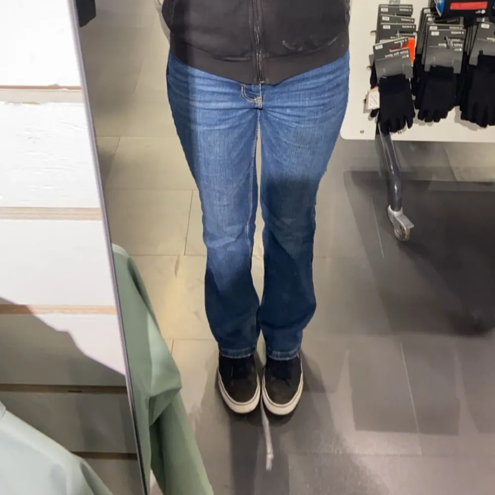 Bootcut jeans ifrån jdy! För korta för mig som är 168cm, midjan går strax under naveln på mig! Dem har lite fläckar på sig (se bild) som kanske för bort om man tvättar extra noga🤷‍♀️. Jeans & Byxor.