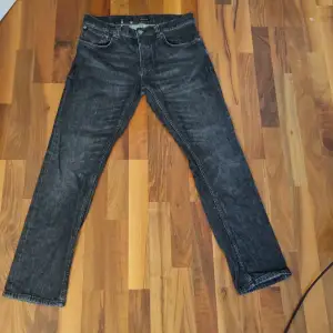 Säljer ett par schyssta Nudie jeans av modellen Grim tim. Skicket är väldigt bra 4/5. Nypris ca 1600