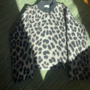 Leopard stickad tröja 🐆💕 - Fint skick förutom någon norpa här o där!! ❣️  Skulle säga mer S än Xs så den sitter så snyggt på 🙏  ⚠️ TRYCK EJ PÅ KÖP NU ⚠️