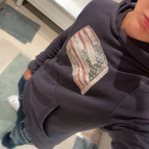 Ralph lauren hoodie - Säljer nu denna populära mörkblåa Ralph lauren hoodien i storlek M.🔥 Den är i grymt skick och har inga märkbara defekter.⭐️