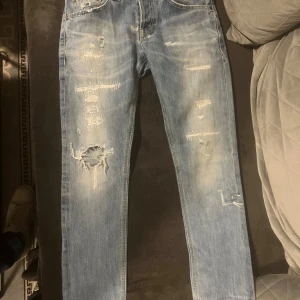 Dondup jeans - Tjena! Säljer nu dessa Dondup jeans som är slim fit. Jeansen är i bra skick och vid fler frågor är det bara att skriva! Mvh Isak 