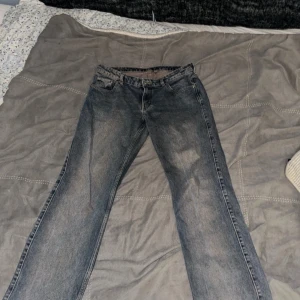 Urtvättade lågmidjade jeans - Säljer dessa snygga jeans från weekday. Använd några gånger men inga skador. Storlek 38/M💕
