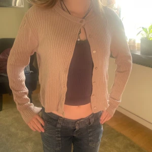 Kofta🫶🏻 - Jättegullig kofta som går att matcha till jättemycket kläder🫶🏻 så fin till hösten! Köp nu går bra eller skriv priv om du har frågor!