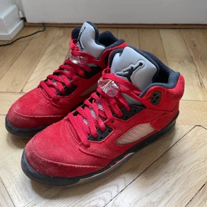Air Jordan 5 Raging Bull Red - Säljer nu mina älskade jordans då de ej är min stil, köpta på sell & trade i Los Angeles, lite slitna fram men annars i väldigt bra skick, orginalkartongen medföljer☺️