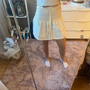 Beige zara kjol - Säljer denna jättefina beiga kjolen från Zara. Den är väl använd men inga större defekter. Skriv för fler bilder eller frågor! Pris kan alltid diskuteras!