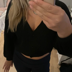 Kofta - Svart stickad kofta med knappar från nakd💗