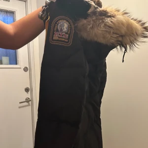 PARAJUMPER VINTERJACKA LONGBEAR - Denna jackan har inte används på några år  den är i gott skick, frågor dm! Det är storlek S men passar M, Modell longbear, pris kan diskuteras!!!