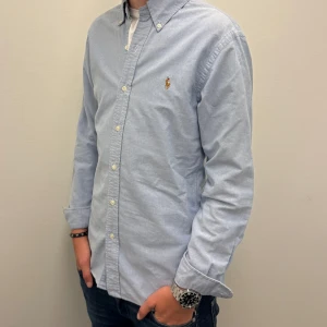 Ralph Lauren skjorta  - // En riktigt snygg Ralph Lauren skjorta | Storlek S slim fit | Jättefint skick | Kontakta för fler frågor eller funderingar// Deluxe Closet, följ även oss på TikTok! @deluxecloset.plick
