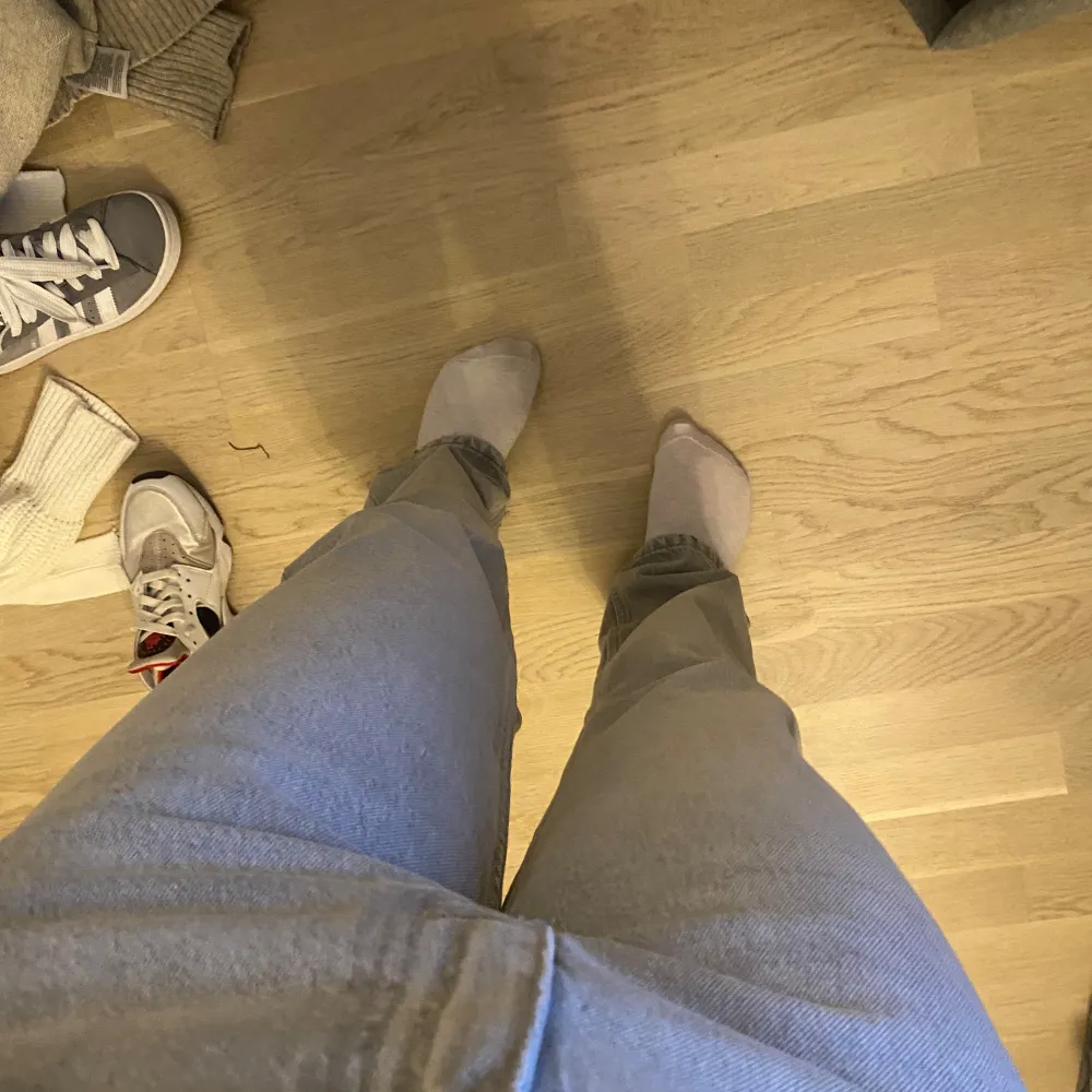 Helt nya jeans från Gina utan prislapp! Jag är 160 lång och dom är perfekt längd på mig. De är i storlek 36 petite. . Jeans & Byxor.