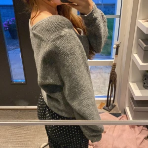 Mysig stickad tröja - Jättemysig men tyvärr lite stor, köpt här på plick förra året. Lite nopprig! 🩷