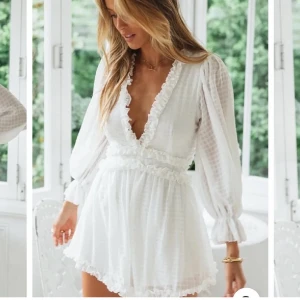 Vit kort studentklänning  - Charmig vit kortklänning med volangdetaljer och öppen rygg. Oanvänd så fin☺️kostar 799 ny