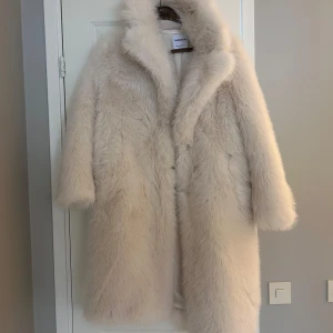 Vit pälsjacka från Bershka - Säljer en fluffig vit pälsjacka från Bershka. Storlek Xs. Endast testad där av helt ny! Säljer då den inte kommer till användning💕