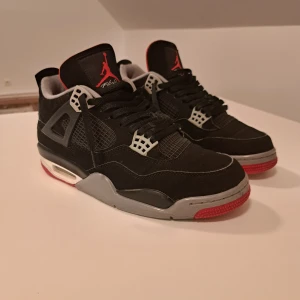 Jordan 4 bred - Säljer ett par jordan 4 bred 