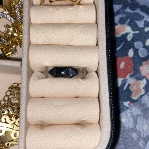 Olympia ring - Säljer min olympia ring då jag har bytt till guld smycken ✨❤️ Tror att den är slutsåld. Små peakar på ringen.  Ringen är justerbar✨❤️