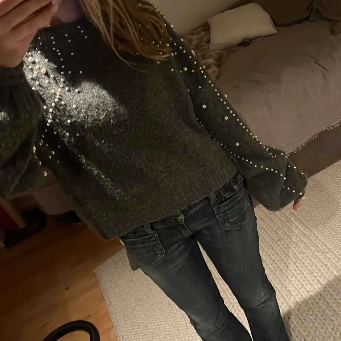 Grå tröja med pärlor