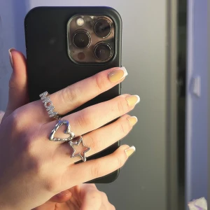 Ringar  - Säljer justerbara smycken i rostfritt stål , alla är helt nya. Stora ringar 99kr st. Små ringar 89kr st. Halsband 99kr st. Armband 89kr st. Örhängen 89. Vid köp av fler saker får du rabatt ❤️ skriv till mig innan du köper för att vara säker på att smycket inte är sålt!😀