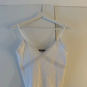 Vit ribbad linnetopp från Gina Tricot - Säljer en vit ribbad linnetopp från Gina Tricot med spetsdetaljer, superfint skick!! Storlek: M men passar även S💗🫶🏼