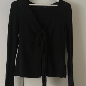 Svart knyttopp från Gina Tricot - Design by Si liknande topp från Gina Tricot. Använd ett fåtal gånger. Storlek M men passar mig som vanligtvis har S
