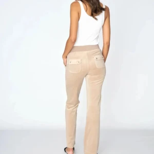 Beige juicy couture mjukisbyxor  - Använt 3 gånger, storlek xss. Finns inga defekter på dem utan dem kommer inte till användning därför lågt pris och vill bli av med dom därför lågt pris 