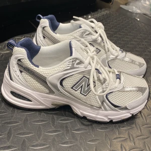 New balance sneakers 530 - Säljer mina skor då de är lite för stora i storlek 38,5 ( 24 cm ) för 380kr. Endast använda en gång, som nya! 