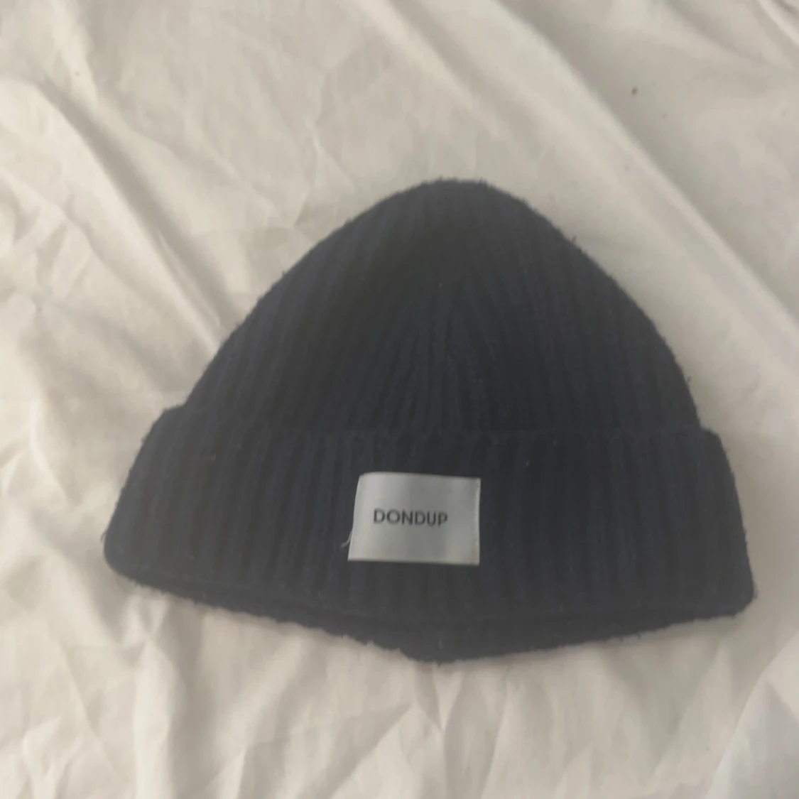 Svart stickad mössa från Dondup