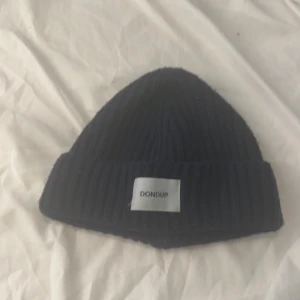 Svart stickad mössa från Dondup - Väldigt fin och bekväm mössa. Knappt använd och är slutsåld överallt. Pris går och diskutera.