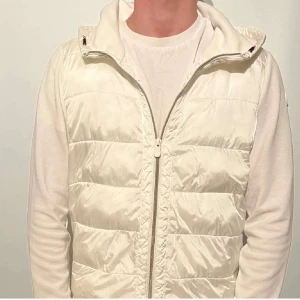 Save the dunk cardigan  - Snygg vit dunväst med dragkedja och huva. Perfekt för lager-på-lager under kyliga dagar. Save the duck cardigan säljs inte mer.