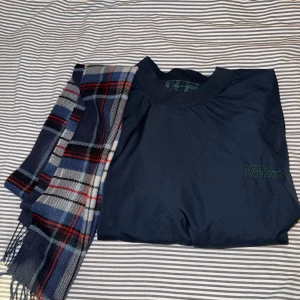 Mörkblå vindjacka från Oscar Jacobson💸 - Snygg mörkblå vindjacka/ windbreaker/ skaljacka från Oscar Jacobson med broderad logga i grönt. Tröjan har en ribbad krage och muddar, vilket ger en exklusiv look. Perfekt för våren och underbar kvalitet. Färgerna är mycket bra komponerade och kan matchas med olika plagg.🙌 Priset går att diskutera vid snabb affär💸