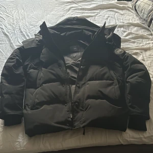 Canada Goose black label - Säljer en svart dunjacka från Canada Goose med avtagbar päls. Storlek S men passar M. Köpt för 11000 på rea säljer för 5000 kan sänka pris vid en bra affär ba hör av er vid minsta fundering😁