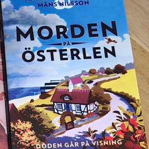 Morden på Österlen: Döden går på visning - En spännande deckare av Måns Nilsson, 'Morden på Österlen: Döden går på visning', med ett vackert omslag som visar en kustnära landsbygd med ett pittoreskt hus och havet i bakgrunden. Perfekt för dig som älskar mysterier och svensk landsbygd.