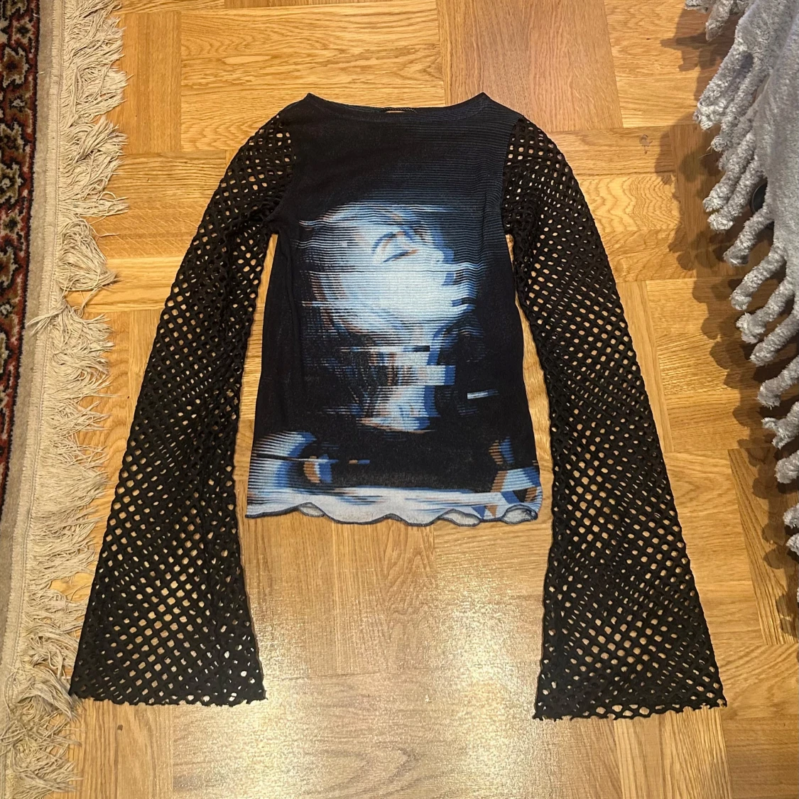 Svart meshtröja med tryck