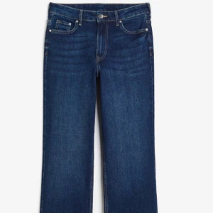 Mörkblå flare jeans - Snygga mörkblå jeans i modellen flare ifrån hm. Super fina men jag tycker inte jag passar i dem🩷