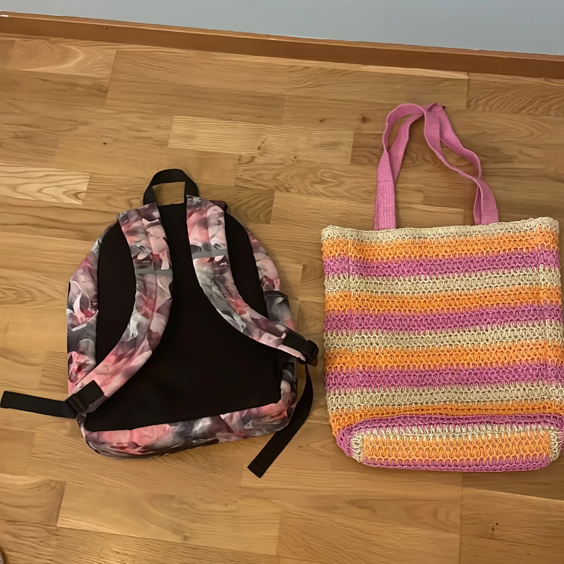 Blommig ryggsäck och randig shoppingväska - 90
